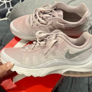 Women’s NIKE AIR MAX Invigor Print Size 11
